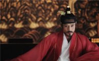 Lee Byung-hun's 1st historical film announces final title "Masquerade"