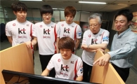 [포토]이석채 KT 회장 'KT롤스터' 프로게임단 방문