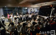 [포토] 경찰 호위 받으며 떠나는 서울 선수단 버스