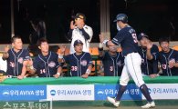 [포토] 김현수 '김병현 상대로 뽑아낸 투런 홈런'