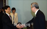[포토] 중국 치안 부장 멍젠주 만나는 김성환 장관