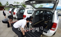 [포토]생보사, 장애인을 위한 특수 차량 증정