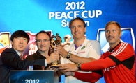 [포토] 피스컵 트로피 든 네 명의 감독 '트로피의 주인은?'