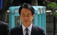 [포토]고개숙인 김희중 전 청와대 실장