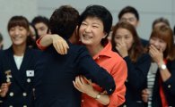 [포토] 런던 올림픽 선수단 포옹하는 박근혜 전 비대위원장