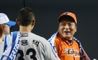 [포토] 박용택에게 축하받는 홈런 레이스 챔피언 김태균