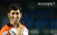 [포토] 미스터 올스타 황재균 '트로피에 진한 입맞춤'