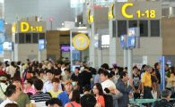 [포토]휴가철로 붐비는 인천공항