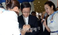[포토] 갤럭시S3 만져보는 김황식 총리