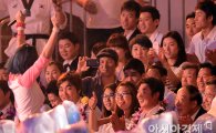 [포토] 카라 공연에 열광하는 올림픽 대표팀 선수들