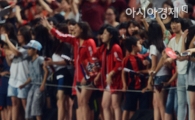 [포토] 기성용 '친정팀 팬들에게 사인볼 선물~'