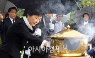[포토]아버지 묘소 찾은 박근혜 후보