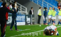 [포토] 동점골 한동원 '김학범 감독에게 큰 절'