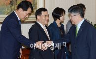 [포토]중소기업 CEO들과 악수 나누는 김중수 한국은행장