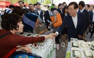[포토] 추석맞이 나눔가득 농수산물 서울장터 찾은 박원순 시장