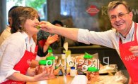 [포토]김치 맛 보는 외국인들 '김치 맛있어요'