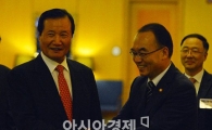 [포토]반갑게 인사하는 박재완·윤증현