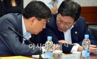 [포토]보건복지부장관 심각한(?) 대화 중