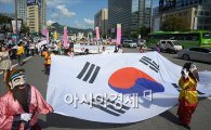 與 "홍익인간 이념 되새겨…'자랑스러운 역사' 물려줄 것"