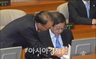 [포토]의견 나누는 김황식 총리와 박재완 장관