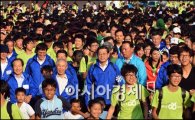 [포토]아이들과 함께하는 김황식 국무총리