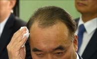 [포토]"국정감사 첫날부터 진땀 나네"