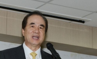 [포토]취재진 질문에 답하는 윤석금 회장