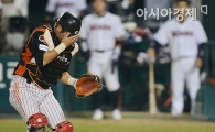 [포토] 얼굴에 공 맞은 강민호 '고통스러워'