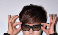 [포토]'인피니트' 호야가 3D 안경 쓰는 방법