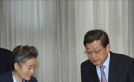 [포토]인사하는 김황식총리와 유영숙 환경부 장관