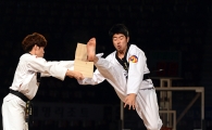 [포토]프로농구 개막 '태권도 시범단 K-TIGERS의 아찔한 격파 시범'