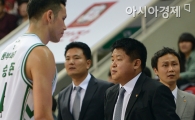 [포토] 강동희 감독 '초반부터 밀리다니'