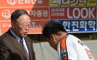 [포토] 김응용 한화 감독 '태균아, 우승을 꿈꿔보자'