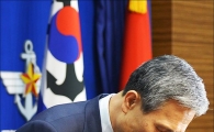 [포토]고개 숙인 김관진 국방장관