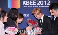[포토]꽃다발 받는 JYJ, 홍보대사 위촉 축하해요!