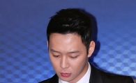 [포토]아우인형의 매력에 푹 빠진 박유천