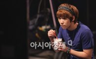 [포토]'엠카MC' 이홍기, 모니터할땐 아이스크림!