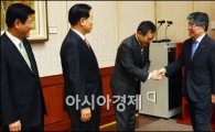 [포토]악수하는 김중수 총재