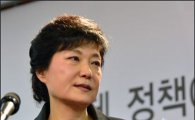 [포토]기자회견장에 갖고 온 기자들, 박근혜 후보 장수장학화 관련 입장 발표