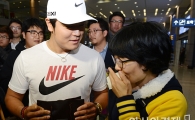 [포토] 팬의 선물에 감사인사하는 추신수