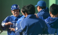 [포토] 홈 밟은 진갑용 '나 왔어~'