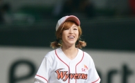 [포토] 시크릿 효성 '시구 후 특유의 잇몸 미소!'
