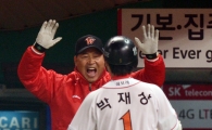 [포토] 박재상 솔로홈런 '감독님 제가 해냈어요'