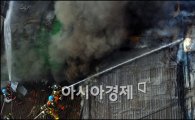 [포토]관수동 화재, 소방대원들 화재 진압 중
