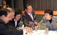 [포토]산학정 관계자와 건배하는 박근혜 후보