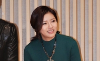 [포토]오지은, 짧은 치마가 불편해