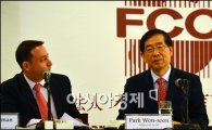 [포토]박원순 시장, 취임 1주년 서울 주재 외신기자대상 기자회견