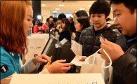 [포토]아이패드 미니 구매하는 시민들
