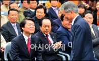 [포토]문재인 후보 본 안철수, 미소는 무슨 뜻(?)