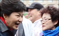 [포토]인사하는 박근혜 후보